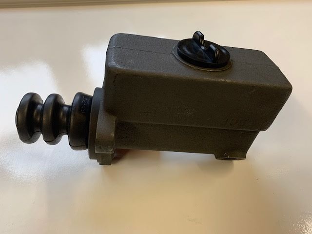 Master cylinder International Diamond T Reo Mack 1936-1964 also Divco Studebaker