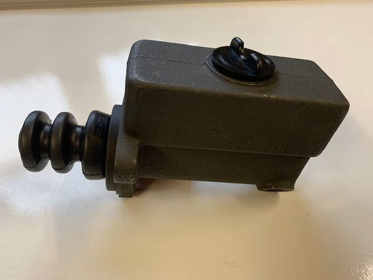 Master cylinder International Diamond T Reo Mack 1936-1964 also Divco Studebaker