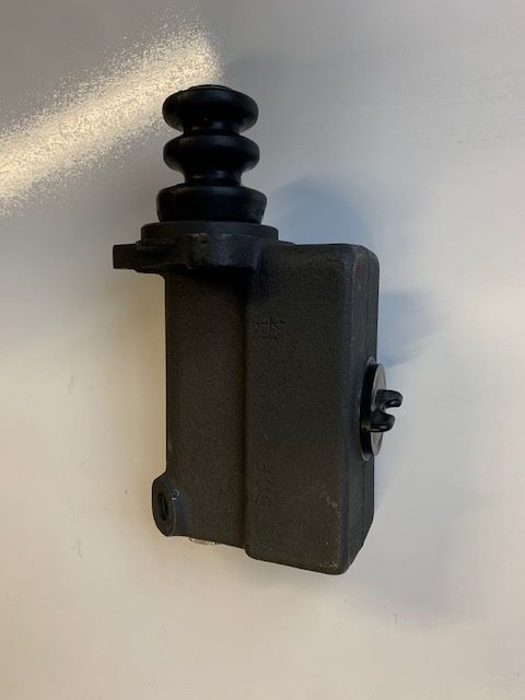 Master cylinder International Diamond T Reo Mack 1936-1964 also Divco Studebaker